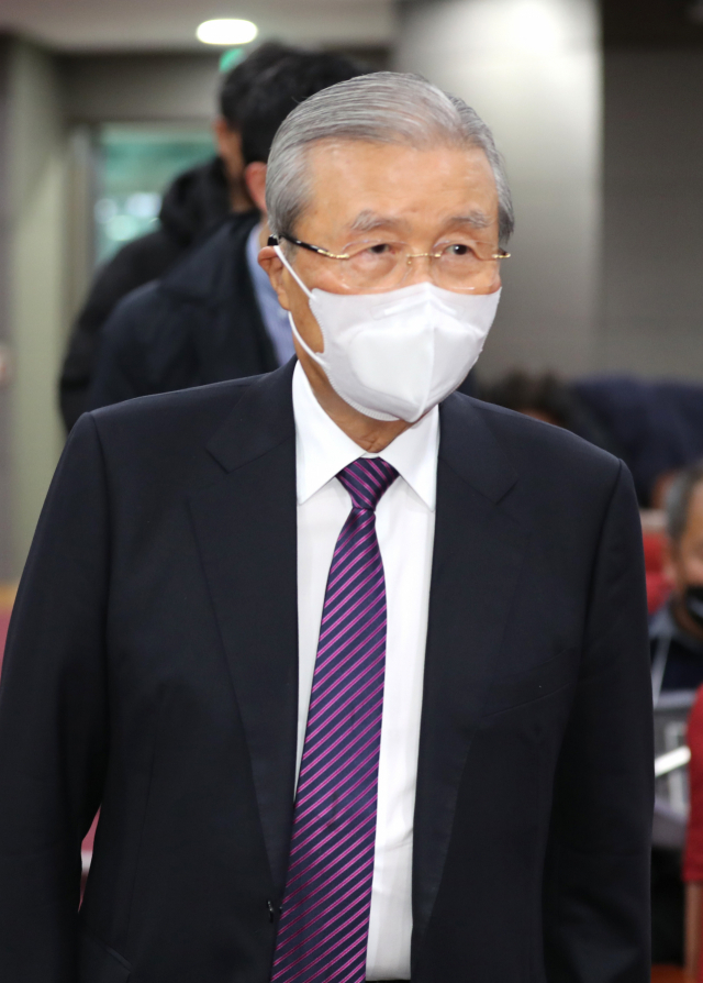 국민의힘 김종인 총괄선거대책위원장이 21일 국회 의원회관에서 열린 코로나19 백신 피해보상을 위한 공청회에 참석하고 있다. 연합뉴스