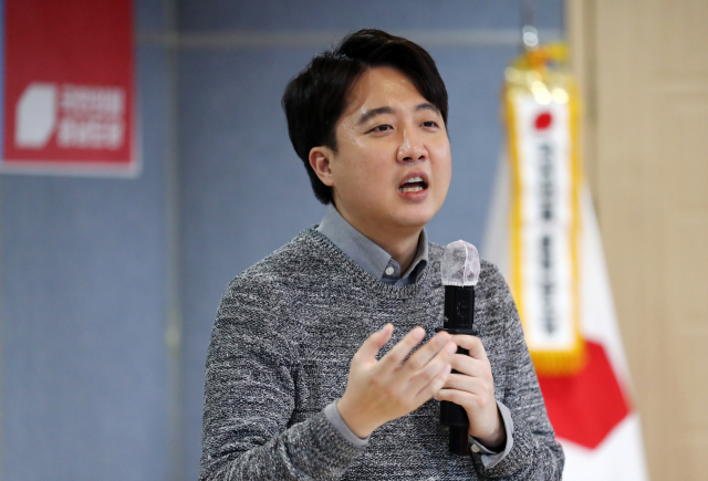 국민의힘 이준석 대표 겸 선대위 공동상임선대위원장이 21일 오후 충남 천안축구센터에서 열린 국민의힘 충남 공직 후보자 역량 강화 정치대학원 수료식에 참석해 발언하고 있다. 연합뉴스