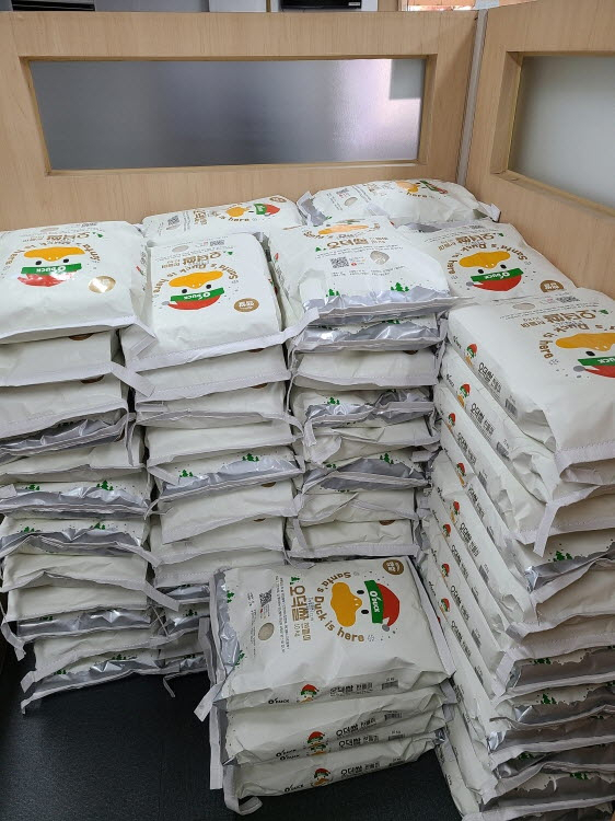 익명의 기부자가 전달한 백미 10kg 100포. 대구 동구청 제공