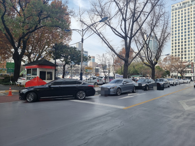 21일 오전 대구 중구 동인동 시청 본관 주차장엔 민원을 보러 온 시민들의 차량들로 장사진을 이루고 있었다. 주차장 관계자는