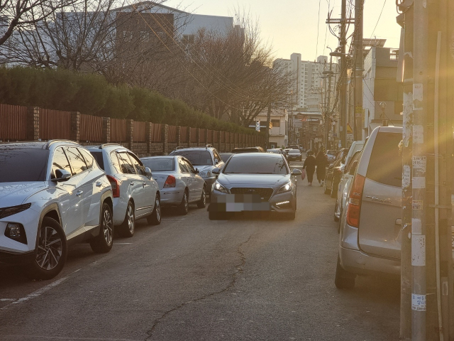 신청사 인근 이면도로와 골목길에는 낮 시간이었지만 곳곳에 차량이 주차되어 있다. 임재환 기자