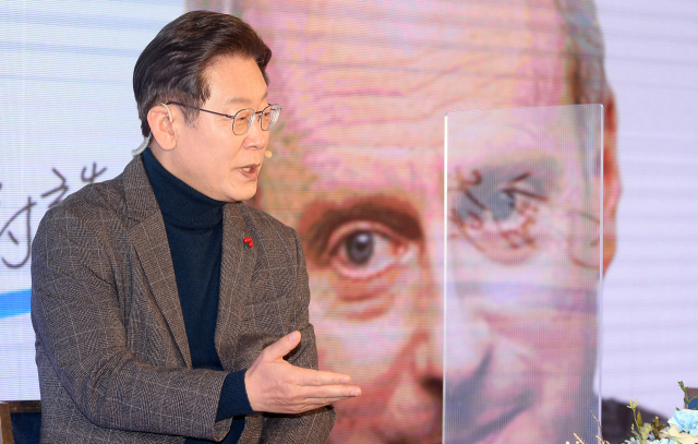 더불어민주당 이재명 대선 후보가 21일 서울 중구 정동1928 아트센터 이벤트홀에서 마이클 샌델 하버드대 교수와 