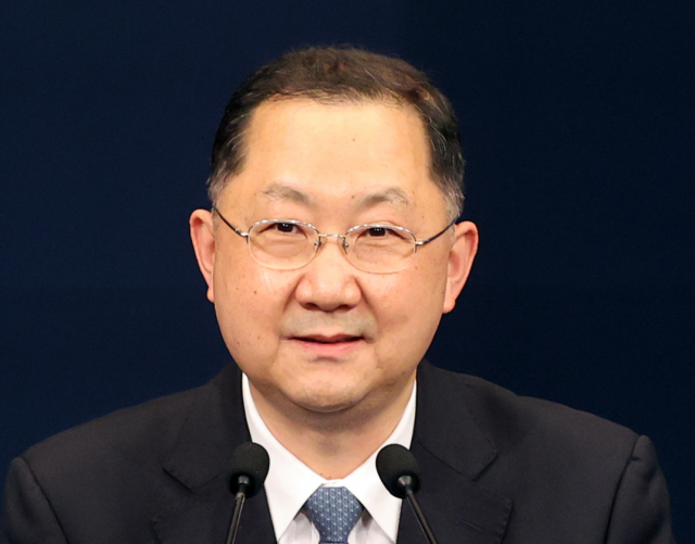 아들의 입사지원서 문제로 논란에 휩싸인 김진국 청와대 민정수석이 21일 사의를 표명했다. 문재인 대통령은 김 수석의 사의를 즉시 수용했다. 청와대 고위관계자는 이날 기자들을 만나 