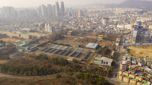 21일 대구 달서구 상공에서 바라본 대구시 신청사 건립부지인 달서구 두류정수장 모습. 김영진 기자 kyjmaeil@imaeil.com