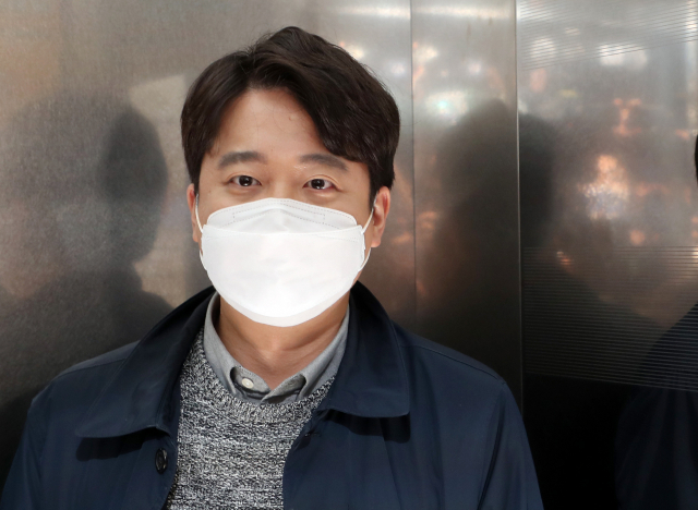 국민의힘 이준석 대표가 21일 오후 국회 당 대표 회의실에서 상임선대위원장 사퇴 발표 기자회견을 마친 뒤 엘리베이터를 타고 있다. 연합뉴스