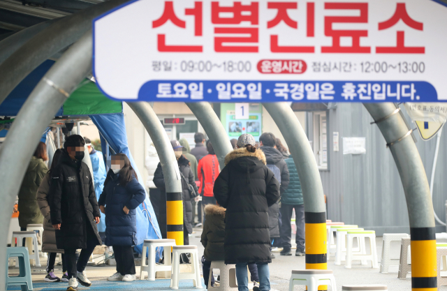 코로나19 위중증 환자가 다시 1천 명대로 증가한 21일 오전 서울 은평구 서울시립 서북병원에 마련된 선별진료소를 찾은 시민들이 검체 검사 순서를 기다리고 있다. 연합뉴스
