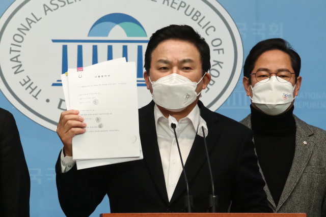 국민의힘 원희룡 중앙선대위 정책총괄본부장이 16일 국회 소통관에서 대장동 관련 긴급 기자회견을 하며 대장동 의혹 관련 자료를 들어보이고 있다. 연합뉴스