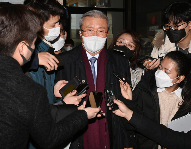 국민의힘 김종인 총괄선거대책위원장이 22일 오전 서울 여의도 국민의힘 당사로 출근하며 취재진의 질문에 답하고 있다. 국회사진기자단