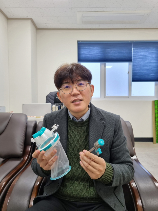 복강경 수술도구를 설명하고 있는 김동탁 인코아 대표. 채원영 기자