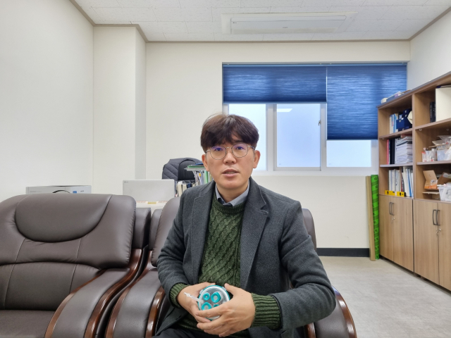 복강경 수술도구를 설명하고 있는 김동탁 인코아 대표. 채원영 기자