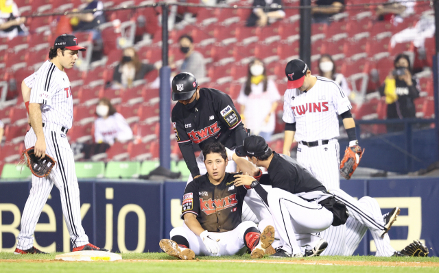 일본프로야구(NPB) 실행위원회가 선수들의 부상을 막기 위해 1루에 베이스 2개를 붙여쓰는 