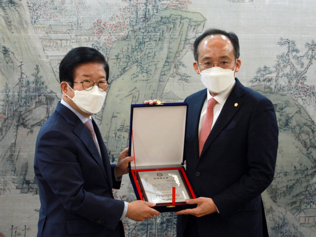 추경호 의원이 박병석 국회의장으로부터 백봉신사상을 수상받고 있다. 추경호 의원실 제공