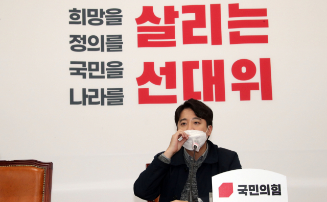 국민의힘 이준석 대표가 21일 오후 국회 당 대표 회의실에서 기자회견을 열고 상임선대위원장 사퇴 의사를 밝히고 있다. 연합뉴스