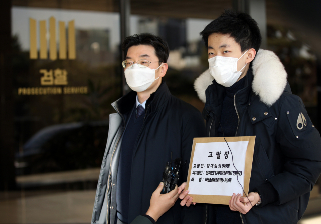 개인 방송채널을 운영하는 고3 학생 양대림 군이 22일 오후 문재인 대통령과 김부겸 국무총리, 권덕철 보건복지부장관, 정은경 질병관리청장을 직권남용권리행사방해 혐의로 고발한다는 내용이 담긴 고발장을 들고 서초구 서울중앙지검으로 들어서기 앞서 발언하고 있다. 연합뉴스