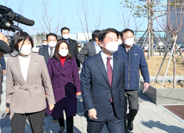 22일 경북 포항시 북구 흥해읍 영일만산업단지에 자리 잡은 이차전지 양극재 제조기업인 에코프로비엠에 국민의당 안철수 대선 후보가 방문해 회사 관계자 안내로 내부로 들어가고 있다. 연합뉴스
