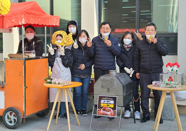 주낙영 시장이 공보관실 직원들이 만든 붕어빵을 맛보며 기념촬영을 하고 있다. 경주시 제공