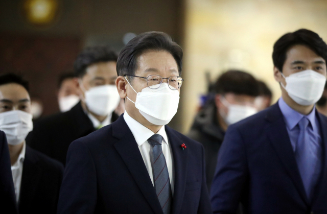 더불어민주당 이재명 대선후보가 22일 오후 서울 여의도 국회에서 열린 의원총회에 참석하기 위해 이동하고 있다. 연합뉴스
