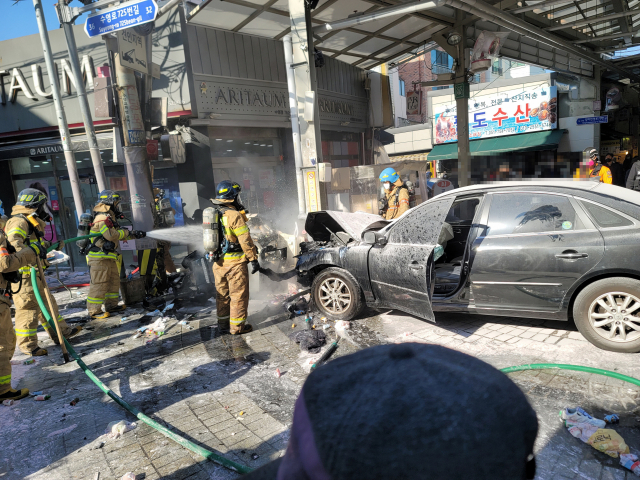22일 오후 1시 10분께 부산 수영구 수영팔도시장 입구에서 A(80대)씨가 운전하던 그랜저 승용차가 주차된 차량을 들이받은 후 인근 야쿠르트 전동카트를 들이받은 현장. 이 사고로 전동카트가 폭발하면서 행인 1명이 숨지고 유아가 중상을 입었다. 부상을 입은 유아(사망자의 손녀)는 병원으로 이송됐으나 결국 숨졌다. 연합뉴스