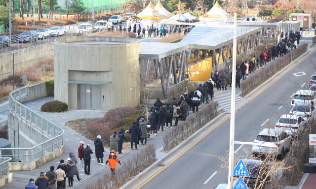 코로나19 위중증 환자수가 다시 최다치를 기록한 22일 오전 서울 송파구 문정도시개발구역 광장 임시선별검사소를 찾은 시민들이 검체 검사 순서를 기다리고 있다. 중앙방역대책본부에 따르면 이날 0시 기준 위중증 환자수는 1천63명으로 집계됐고, 신규확진자 수는 7천456명을 기록해 다시 7천명대를 넘어섰다. 연합뉴스