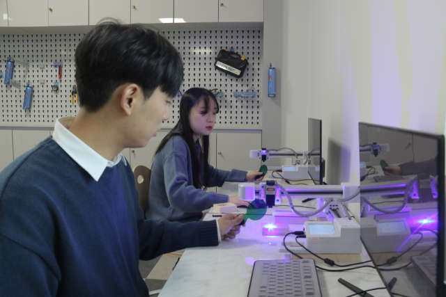 가톨릭상지대학교가 4차산업 혁명시대 직업교육의 패러다임을 바꾸기 위해 다양한 교육시설 확충과 프로그램을 운영하고 있다. 사진은 학생들이 사물이나 제품을 직접 만들 수 있도록 다양한 재료와 레이저 조각기 등의 전문장비를 갖춰 놓은 공동 작업 공간 메이커스페이스. 가톨릭상지대 제공