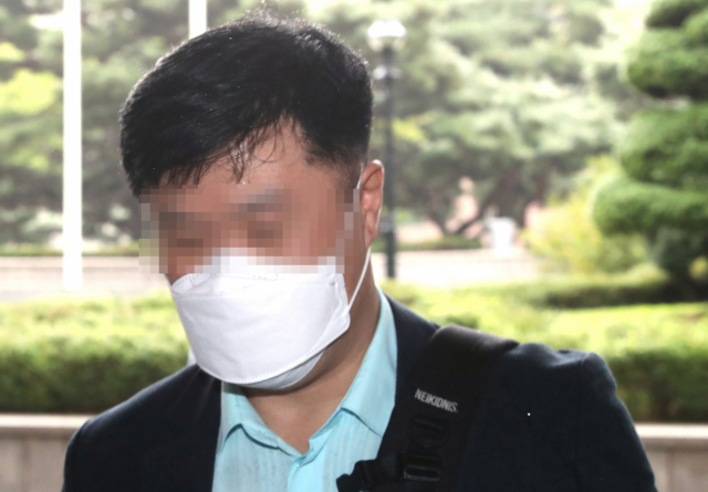 성남도시개발공사 김문기 개발1처장이 21일 오후 8시 30분께 경기 성남시 분당구 성남도시개발공사 사무실에서 숨진 채 발견됐다. 경찰은 이날 김 처장 가족으로부터 실종 신고를 받고 소재 파악을 하던 중 성남도시개발공사 1층 사무실에 김씨가 쓰러져 숨져 있는 것을 발견했다. 사진은 지난 10월 대장동 개발 특혜 의혹 관련 검찰 조사를 받기 위해 서울중앙지검에 들어서는 김 처장 모습. 연합뉴스