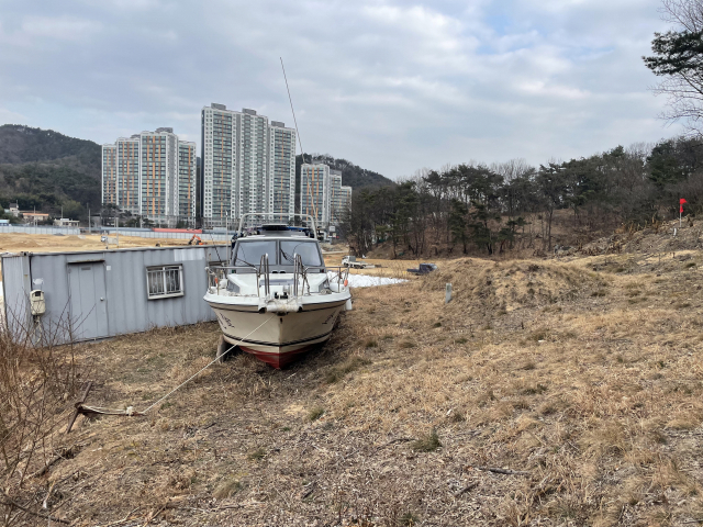 구미시 원호지구도시개발사업을 두고 한 주민이 선묘에 배와 컨테이너를 두고 농성 중이다. 이영광 기자