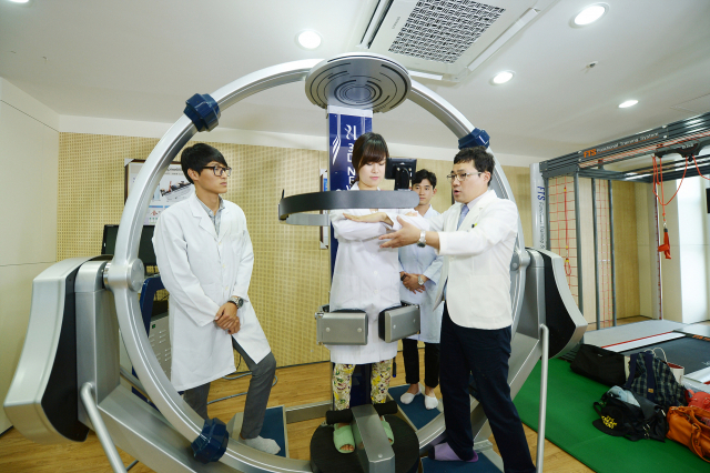 대구보건대 물리치료과 학생들이 실습하고 있다. 대구보건대 제공