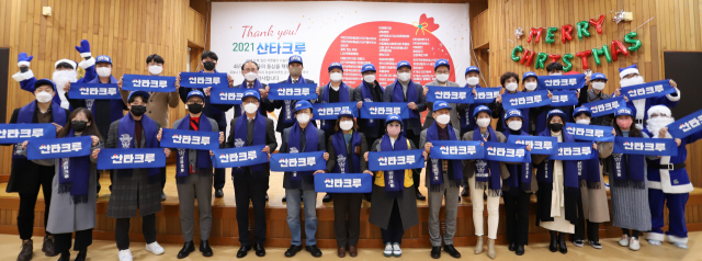 사회복지법인 가정복지회(대표이사 변상길)가 지난 22일 49명의 산타들과 함께 경제적 어려움을 겪고 있는 지역 내 465명의 아이들에게 크리스마스 선물을 전달하는 