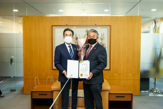 합천유통이 2021 한국농식품유통대상 시상식에서 최우수상을 받았다. 합천군 제공
