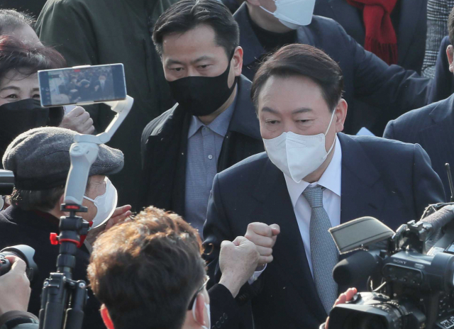 국민의힘 윤석열 대선 후보가 23일 오전 광주 북구 인공지능(AI) 중심 산업융합 집적단지 내 AI 데이터센터 건립 예정지를 찾아 지지자들과 인사하고 있다. 연합뉴스
