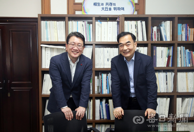 대구시의회 강민구 시의원(수성1)과 김태원 시의원(수성4)이 초당적 협력으로 지역구의 오랜 숙원사업을 이뤄내 화제를 모으고 있다. 각각 더불어민주당과 국민의힘 소속인 이들은 정당에 얽매이지 않고 지역구 숙원 해결에 힘을 모아 1종 주거지역 종 상향을 이끌어냈다. 23일 강민구 시의원(왼쪽)과 김태원 시의원이 
