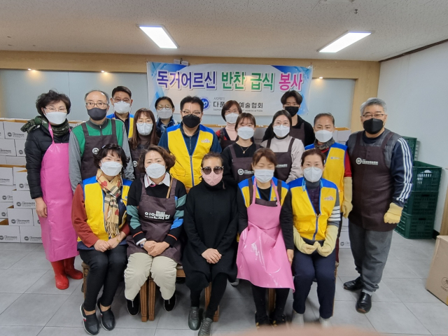 (사)다품문화예술협회(회장 박영분)의 지역 어르신들을 위한 동지팥죽 나누기 봉사활동. (사)다문예 제공