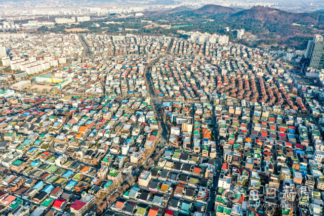 50년 만에 대구지역 대규모 단독주택지의 종상향이 허용된 23일 오후 수성구 상공에서 바라본 제1종일반주거지역인 범어 2동과 만촌 2동 일대의 모습. 안성완 기자 asw0727@imaeil.com