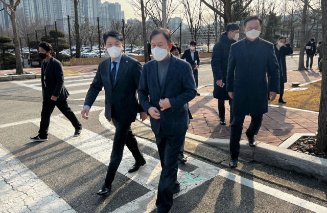국민의힘 윤한홍, 장제원, 유상범, 조수진 의원이 고위공직자범죄수사처(공수처)의 야당 의원 및 언론인 통신자료 조회에 항의하기위해 23일 과천 공수처로 향하고 있다. 연합뉴스