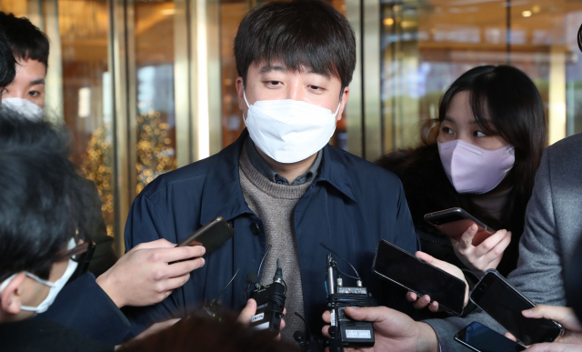 국민의힘 이준석 대표가 22일 서울 중구 롯데호텔에서 김종인 총괄선대위원장과 회동한 뒤 호텔을 나서며 취재진의 질문을 받고 있다. 연합뉴스