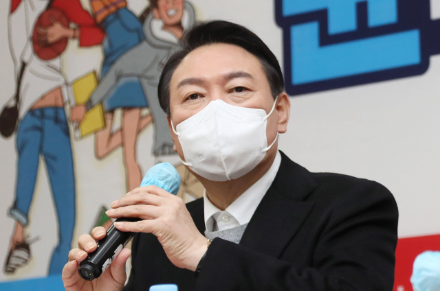 국민의힘 윤석열 대선 후보가 22일 오후 전북 전주시 덕진구 전북대학교 최명희홀에서 학생들과 타운홀 미팅을 하고 있다. 연합뉴스