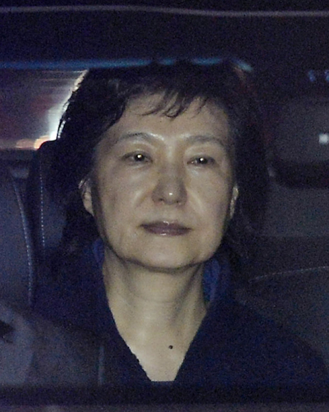 국정농단 사건 등으로 유죄 확정을 받아 수감 중인 박근혜 전 대통령이 특별사면으로 풀려난다. 2017년 3월 31일 구속된 이후 4년 9개월 만이다. 사진은 지난 2017년 3월 31일 구속영장이 발부된 박근혜 전 대통령이 서울구치소에 수감되기 위해 검찰차량을 타고 서초동 서울중앙지검을 나서고 있는 모습. 연합뉴스