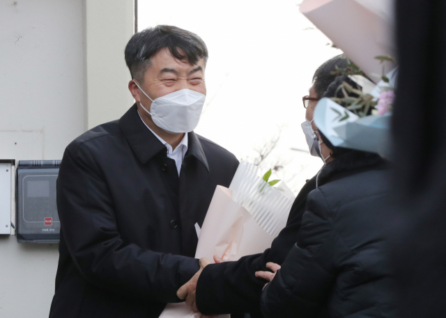 내란 선동죄로 대전교도소에 수감 중인 이석기 전 통합진보당 의원이 만기출소를 1년 반 정도 앞두고 가석방돼 24일 오전 대전교도소 정문을 나오고 있다. 연합뉴스