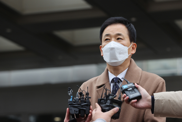 박근혜 전 대통령의 변호인인 유영하 변호사가 24일 서울 강남구 삼성서울병원 앞에서 특별사면·복권된 박 전 대통령의 입장을 밝히고 있다. 국정농단 사건 등으로 유죄 확정을 받아 수감 중인 박 전 대통령은 이날 특별사면·복권됐다. 연합뉴스