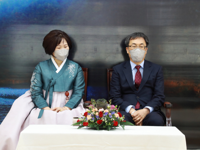 영양군청 강상수 행정복지국장이 23일 명예퇴임하면서 불우이웃돕기 성금 200만원을 기탁했다. 영양군 제공