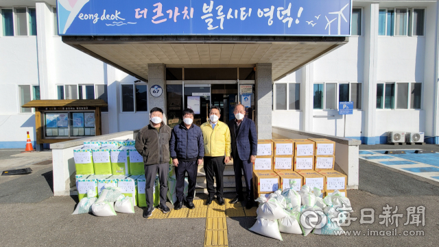대구에 사는 이말태 대구남산교구 대표가 23일 고향 축산면에 연말을 맞아 위문품을 전달했다. 영덕군 제공