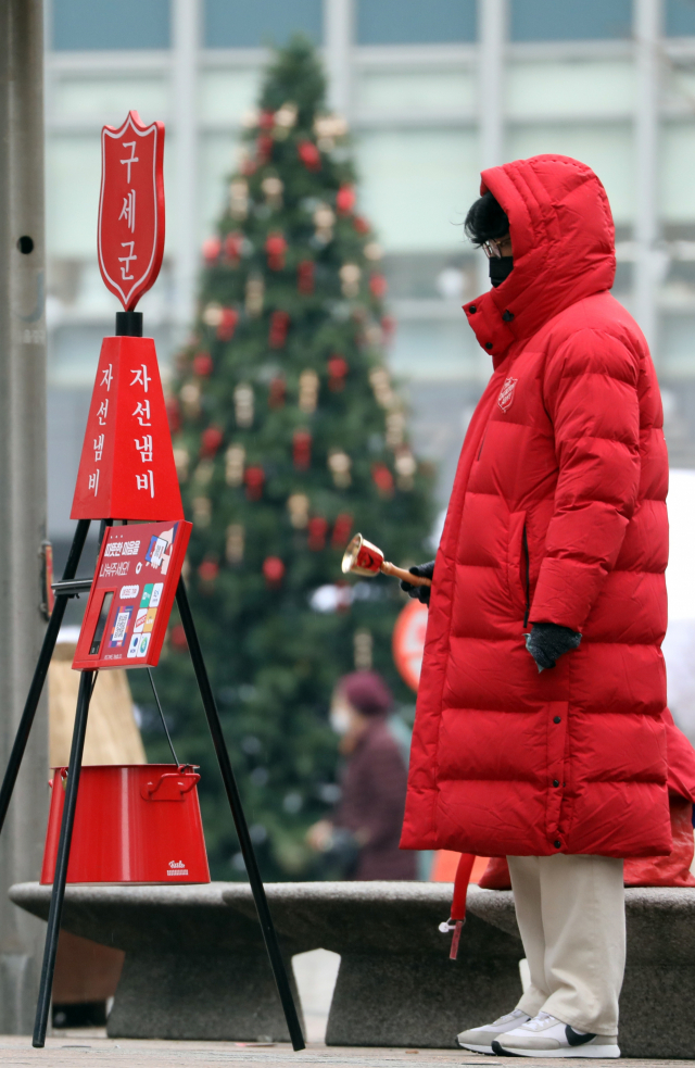 성탄절 전날인 24일 명동에서 구세군이 자선냄비 모금활동을 하고 있다. 기상청은 이날 오후 9시를 기해 서울 전역에 한파경보를 발효한다고 밝혔다. 연합뉴스