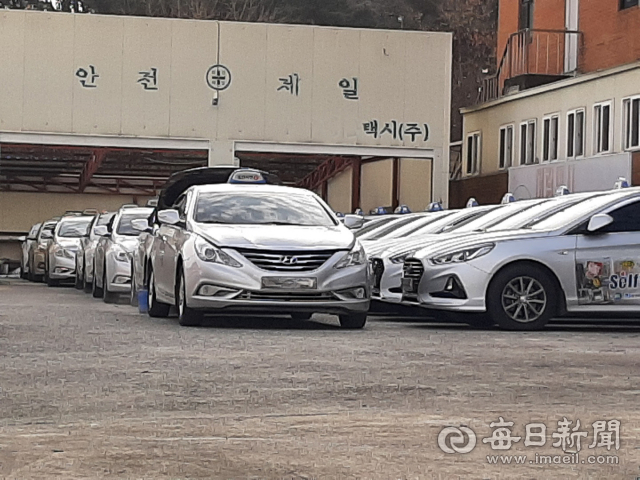경산의 한 법인택시가 휴업신고를 했으나 반려됐음에도 110여 대의 택시가 운행을 중단하자 택시들이 차고지에 서 있다. 김진만 기자