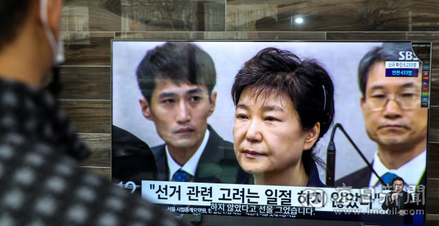 24일 오후 대구 남구의 한 전자상가에서 시민이 박근혜 전 대통령 특별사면 관련 뉴스를 시청하고 있다. 박 전 대통령은 지난 2017년 3월 31일 국정농단 사건으로 구속 수감된 이후 4년 9개월 만에 출소 절차를 밟을 전망이다. 안성완 기자 asw0727@imaeil.com