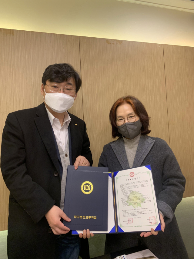 이동군 (주)군월드 대표(사진 왼쪽)와 안춘화 대구보건고 교장이 24일 상호 산학협력 협약을 맺고 기념촬영을 하고 있다. 군월드 제공