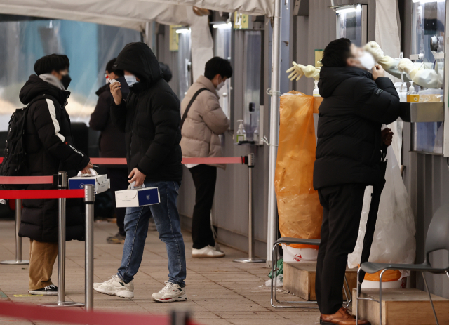 크리스마스 이브인 24일 서울시청 앞 광장에 마련된 신종 코로나바이러스 감염증(코로나19) 임시 선별검사소에서 케이크를 든 시민이 검사를 기다리고 있다. 연합뉴스