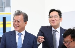 문재인 대통령이 지난 2019년 4월 30일 오후 삼성전자 화성캠퍼스 EUV(극자외선)동 건설현장을 찾아 이재용 삼성전자 부회장의 얘기를 듣고 있다. 연합뉴스