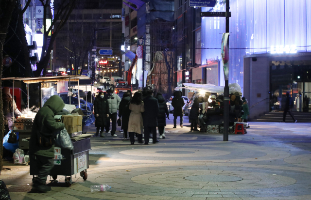 성탄절을 앞둔 24일 오후 11시 30분 서울 명동 모습. 대부분의 상점이 문을 닫아 한산한 모습이다. 연합뉴스