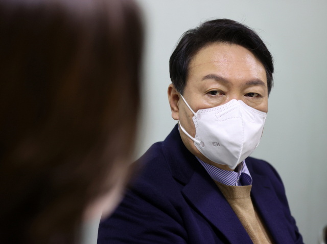 국민의힘 윤석열 대선 후보가 24일 오후 서울 구로구 고아 권익연대를 방문해 간담회를 하고 있다. 고아 권익연대는 아동 고아와 18세가 넘어 시설을 퇴소한 이들의 권익을 보장하기 위해 만들어진 단체다. 연합뉴스