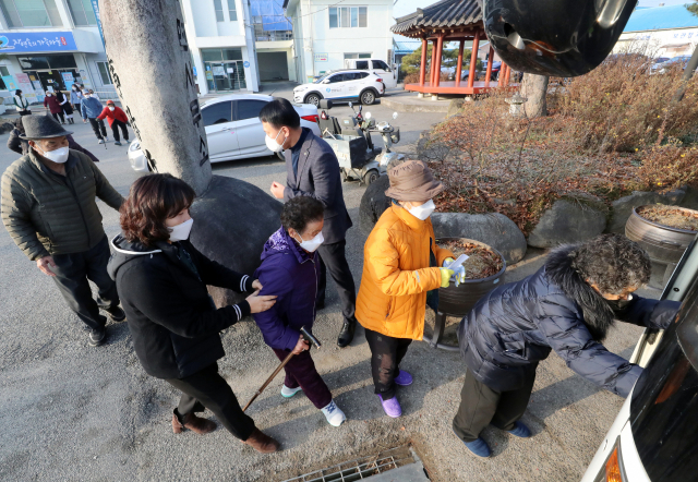 우리나라 시군구 10곳 중 4곳은 이미 초고령사회에 진입한 것으로 나타났다. 이대로라면 2025년 한국 전체가 초고령사회가 될 전망이다. 사진은 24일 오전 곡성군 오곡면사무소에서 직원들의 부축을 받으며 백신버스에 오르는 노인들의 모습. 연합뉴스